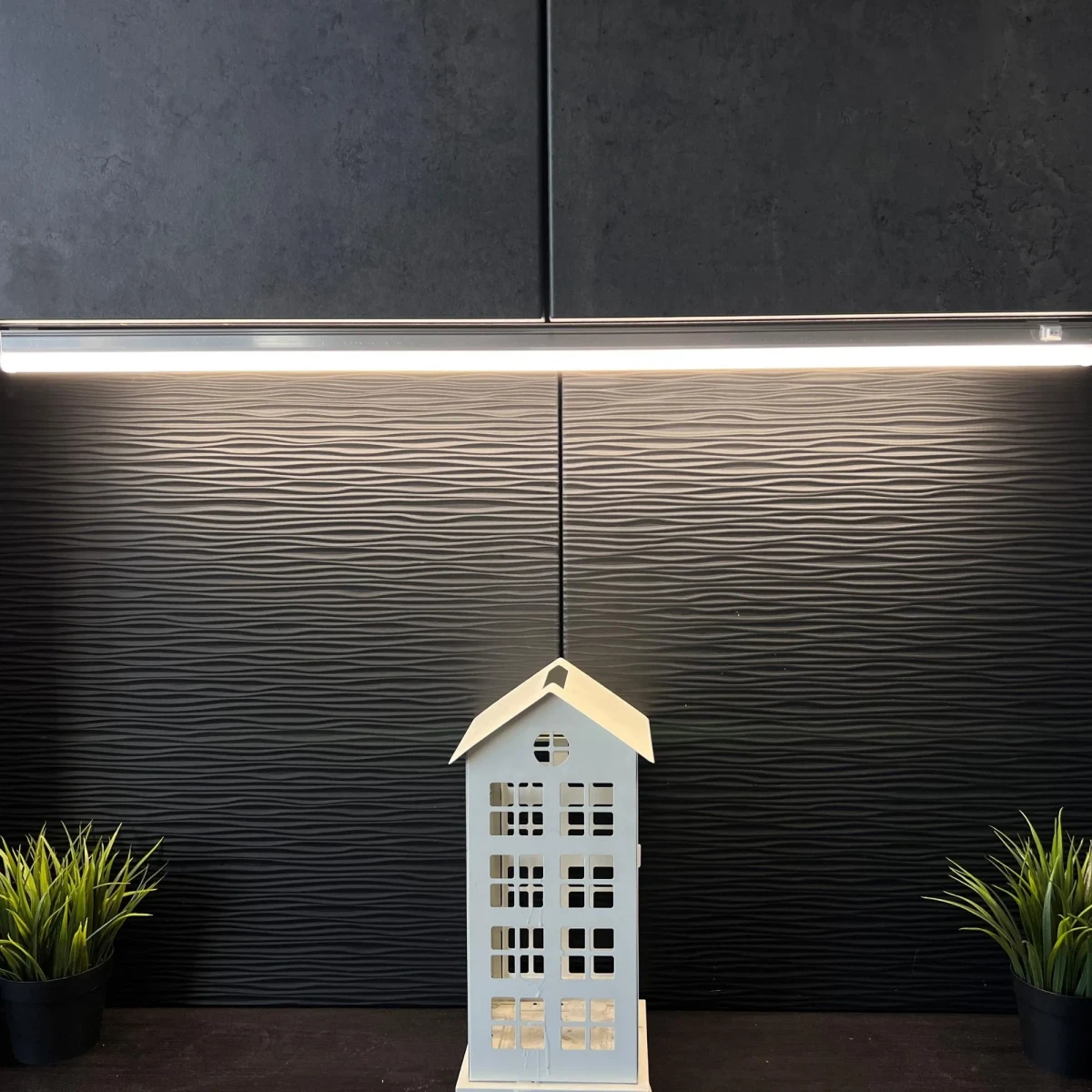 ULI-L02-10W-4200K-SL Линейный светильник LED (аналог Т5), 800Lm, 4200К, выключатель на корпусе. Цвет корпуса - серебристый ULI-L02-10W-4200K-SL Линейный светильник LED (аналог Т5), 800Lm, 4200К, выключатель на корпусе. Цвет корпуса - серебристый