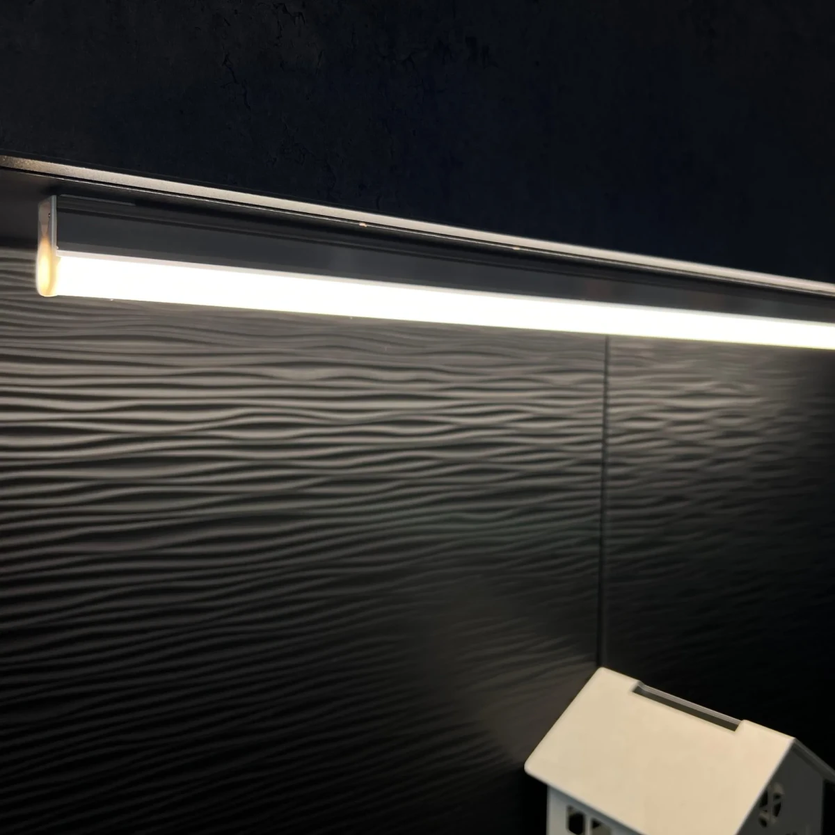 ULI-L02-10W-4200K-SL Линейный светильник LED (аналог Т5), 800Lm, 4200К, выключатель на корпусе. Цвет корпуса - серебристый ULI-L02-10W-4200K-SL Линейный светильник LED (аналог Т5), 800Lm, 4200К, выключатель на корпусе. Цвет корпуса - серебристый