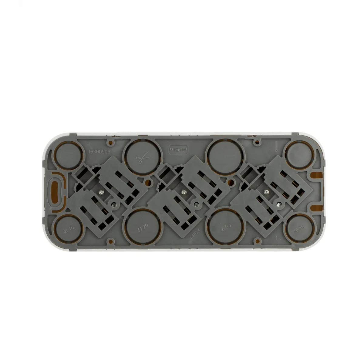 Quteo розеточный блок с предварительным подключением 3 x 2К+З с защитными шторками - 16 A - 250 IP 20 - Белый Quteo розеточный блок с предварительным подключением 3 x 2К+З с защитными шторками - 16 A - 250 IP 20 - Белый