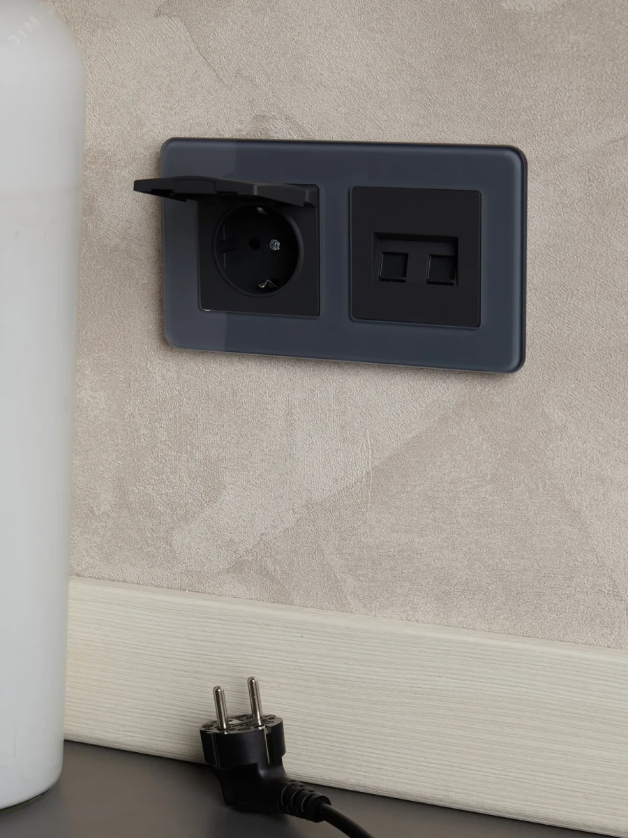 BRITE Розетка с заземлением с защитными шторками и крышкой 16А IP20 РСбш10-3-БрГ графит BRITE Розетка с заземлением с защитными шторками и крышкой 16А IP20 РСбш10-3-БрГ графит