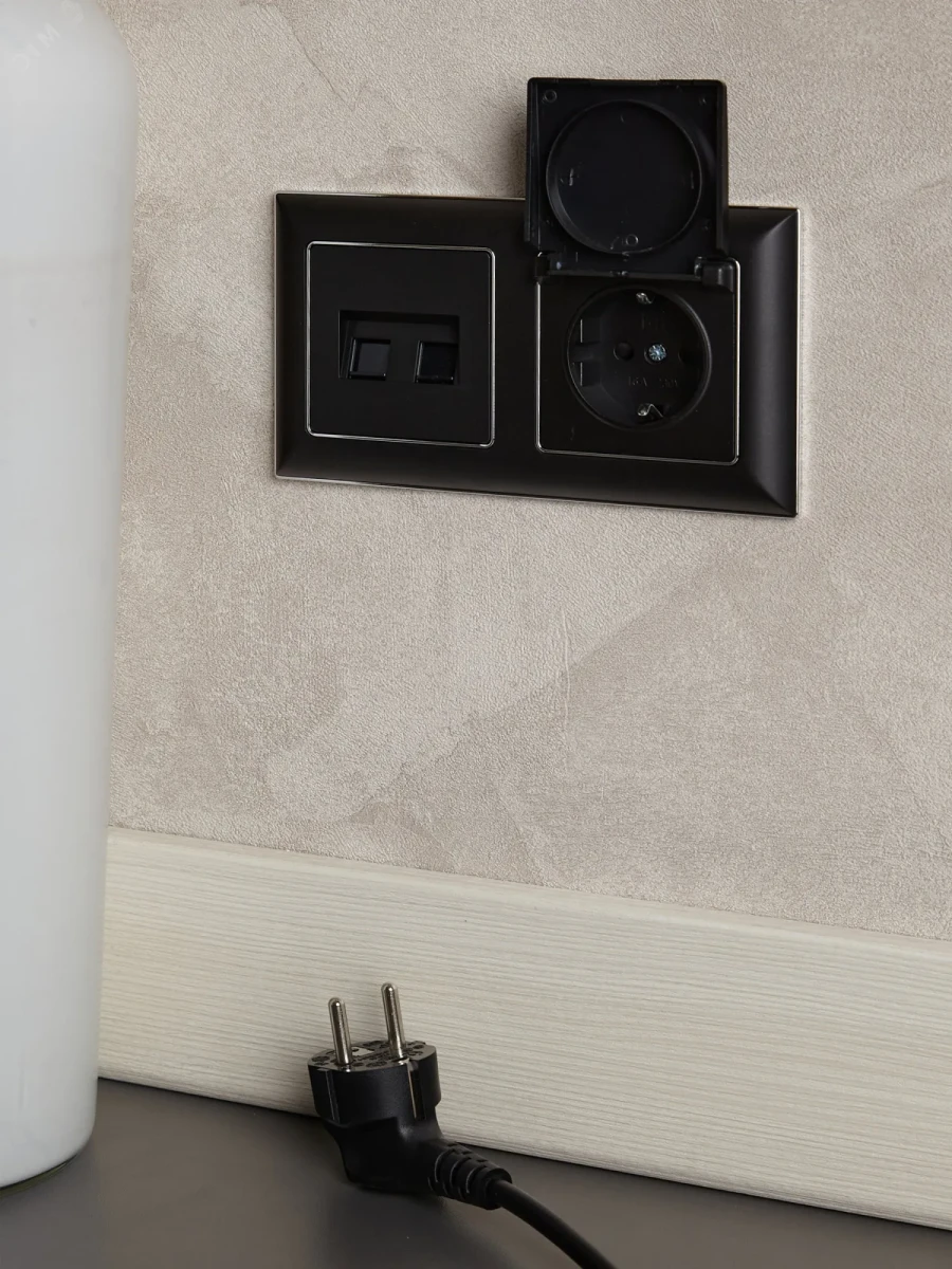 BRITE Розетка с заземлением с защитными шторками и крышкой 16А IP20 РСбш10-3-БрЧ черный BRITE Розетка с заземлением с защитными шторками и крышкой 16А IP20 РСбш10-3-БрЧ черный