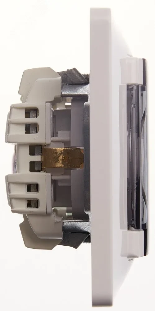 GLOSSA Розетка с заземлением со шторками с крышкой белая в сборе IP44 GLOSSA Розетка с заземлением со шторками с крышкой белая в сборе IP44
